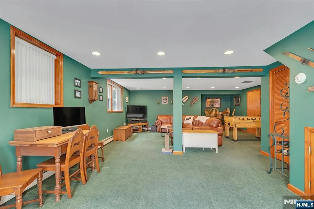 93 E Hillside Drive Bloomingdale NJ 07403