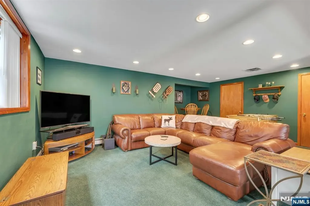 93 E Hillside Drive Bloomingdale NJ 07403