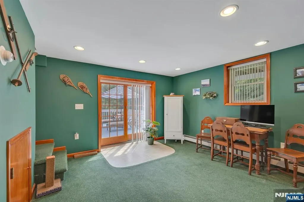 93 E Hillside Drive Bloomingdale NJ 07403