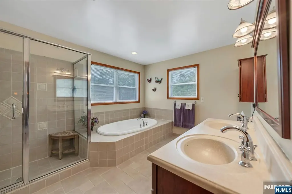 93 E Hillside Drive Bloomingdale NJ 07403