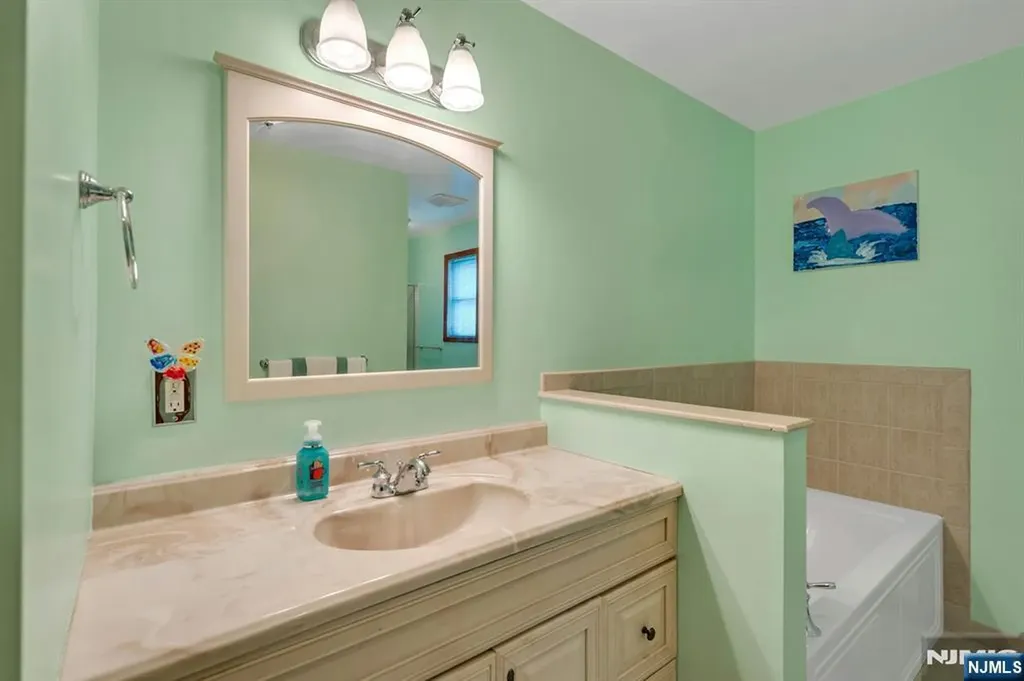 93 E Hillside Drive Bloomingdale NJ 07403