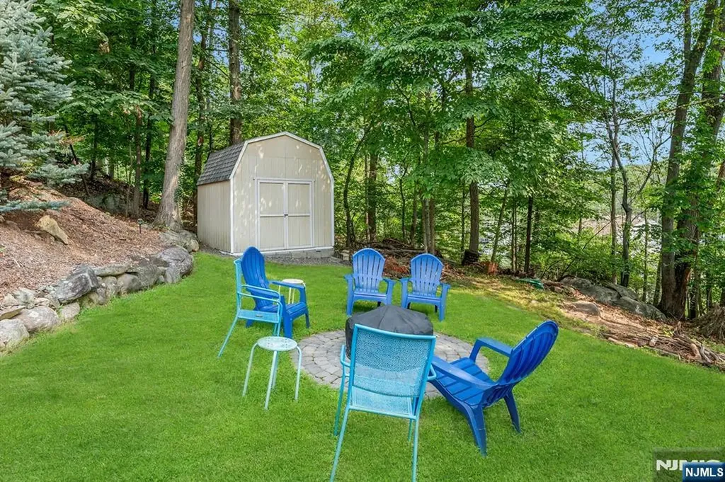 93 E Hillside Drive Bloomingdale NJ 07403