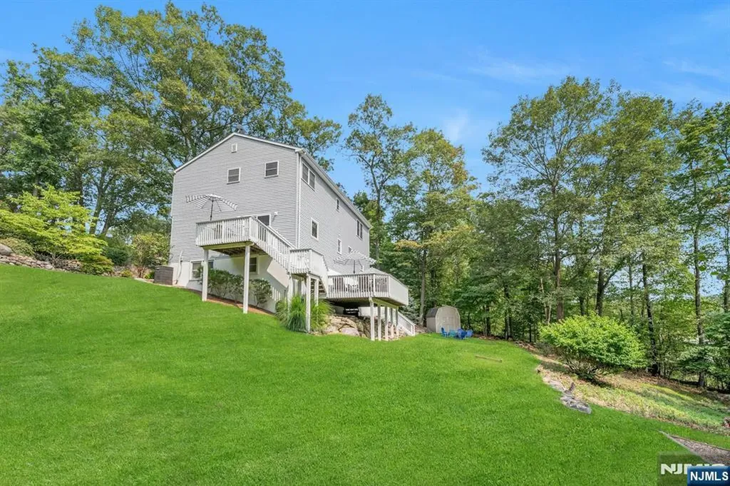 93 E Hillside Drive Bloomingdale NJ 07403