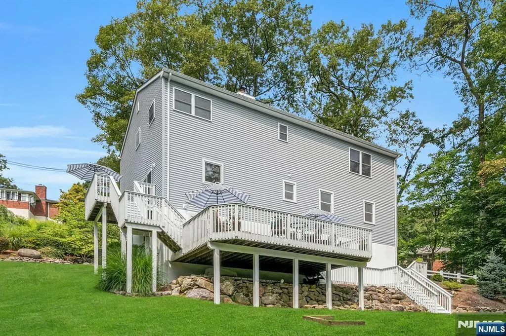 93 E Hillside Drive Bloomingdale NJ 07403