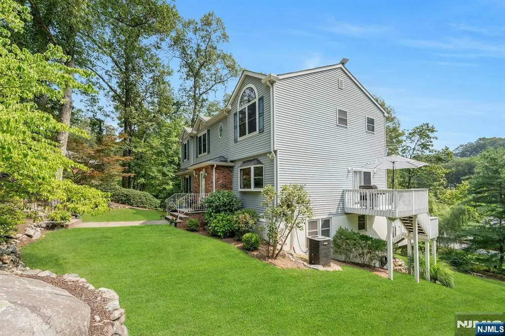 93 E Hillside Drive Bloomingdale NJ 07403