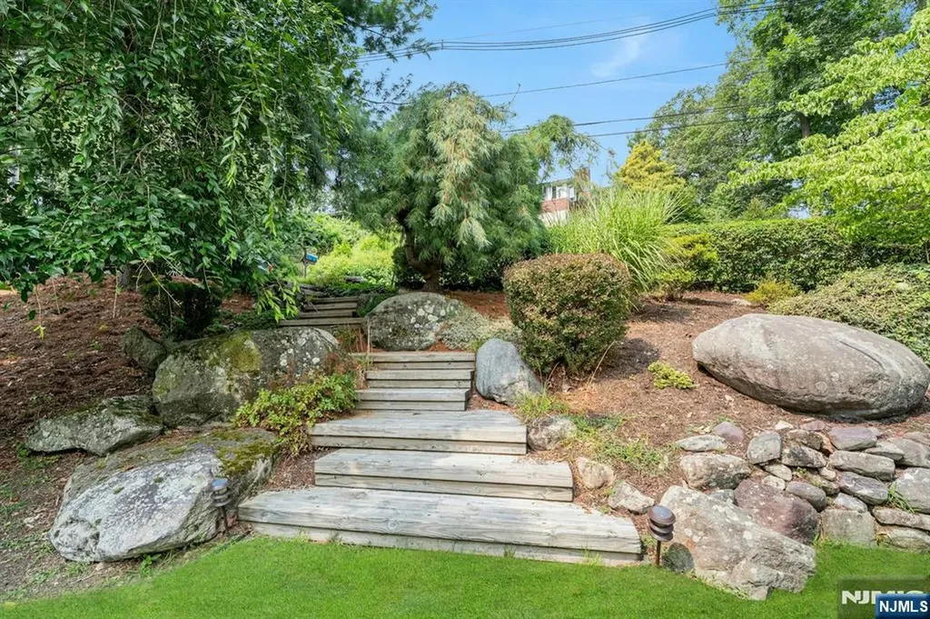 93 E Hillside Drive Bloomingdale NJ 07403