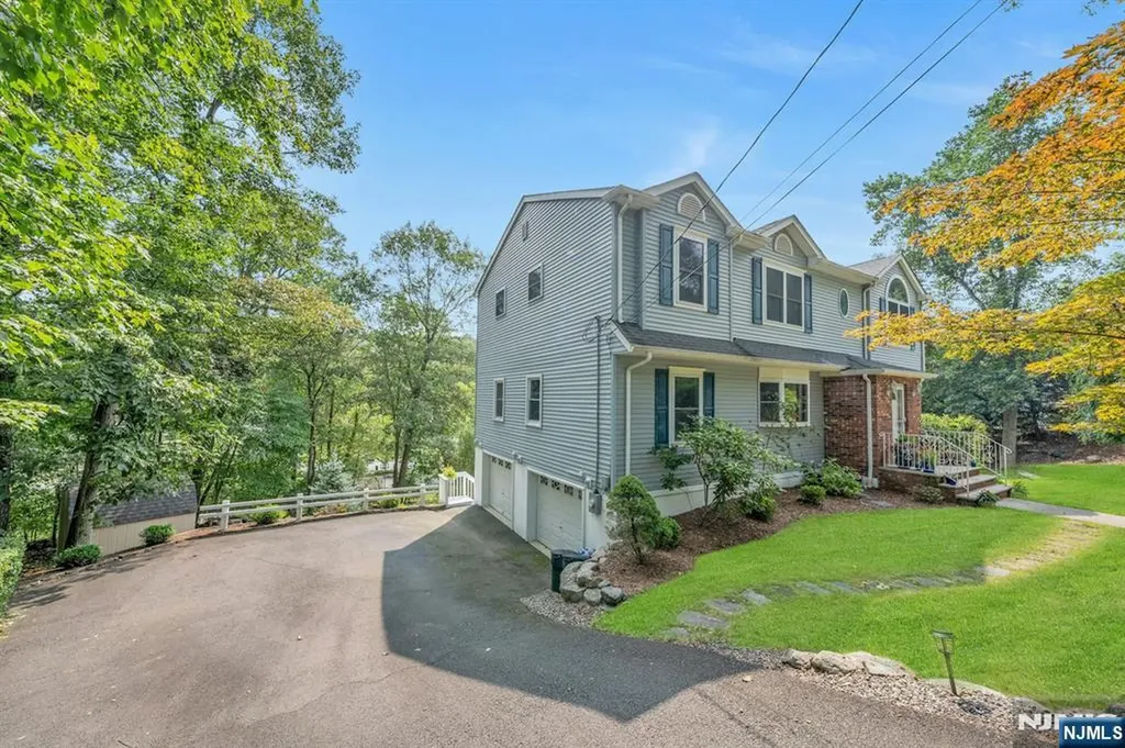 93 E Hillside Drive Bloomingdale NJ 07403