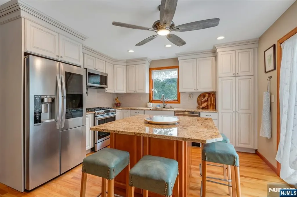 93 E Hillside Drive Bloomingdale NJ 07403