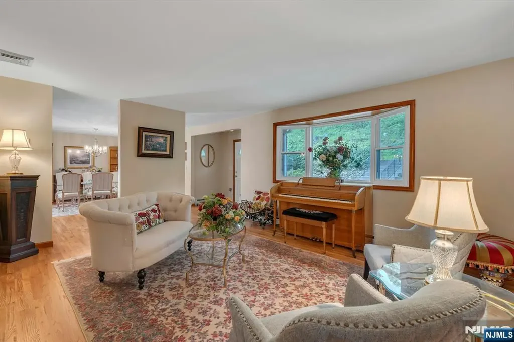 93 E Hillside Drive Bloomingdale NJ 07403