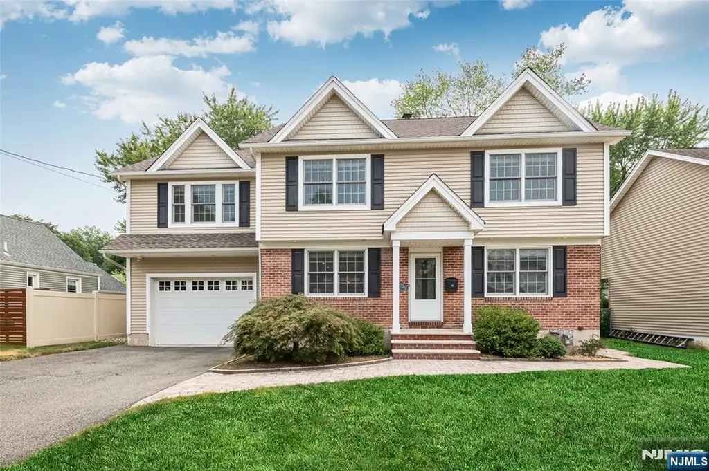 418 The Fenway River Edge NJ 07661