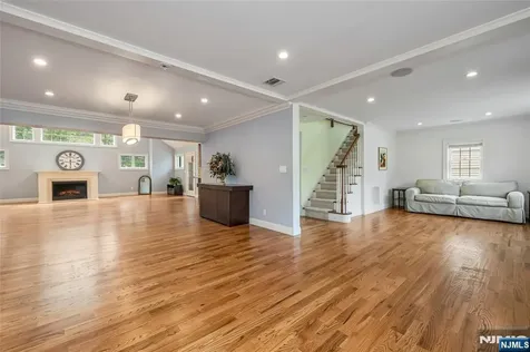 418 The Fenway River Edge NJ 07661