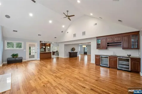 418 The Fenway River Edge NJ 07661