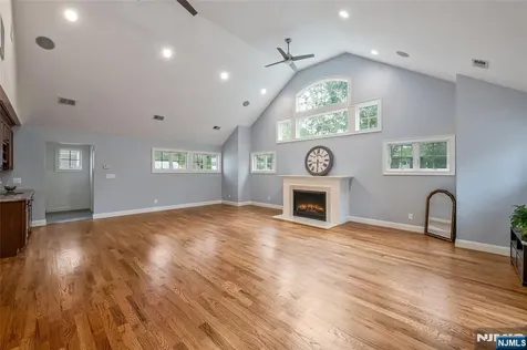 418 The Fenway River Edge NJ 07661