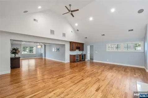 418 The Fenway River Edge NJ 07661