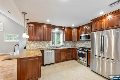 418 The Fenway River Edge NJ 07661