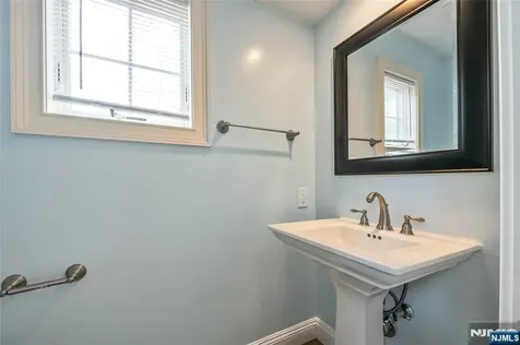 418 The Fenway River Edge NJ 07661