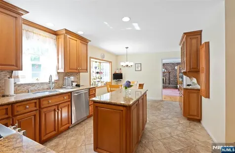 4 Skie Drive Paramus NJ 07652