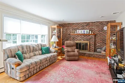 4 Skie Drive Paramus NJ 07652
