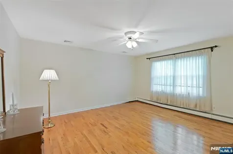 4 Skie Drive Paramus NJ 07652