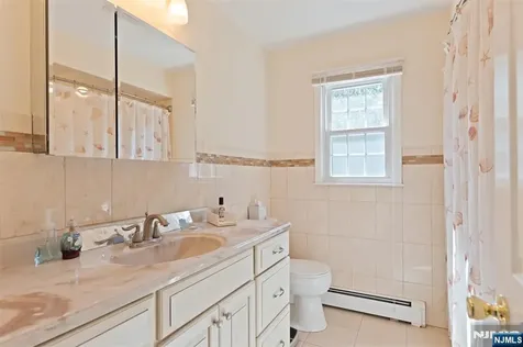 4 Skie Drive Paramus NJ 07652