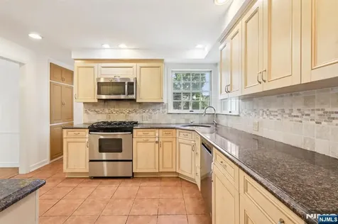 674 Ackerman Avenue Glen Rock NJ 07452