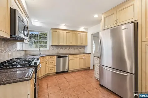 674 Ackerman Avenue Glen Rock NJ 07452