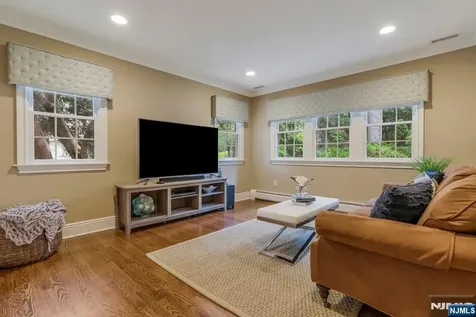 217 Navajo Drive Wyckoff NJ 07481