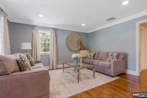 217 Navajo Drive Wyckoff NJ 07481