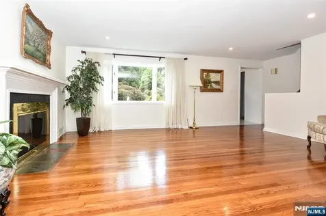 28 Malcolm Street Waldwick NJ 07463
