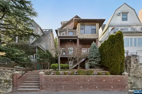 32 Hudson Terrace Edgewater NJ 07020