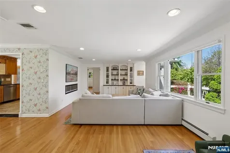 63 Danebury Downs Upper Saddle River NJ 07458