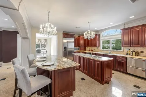 17 Jefferson Avenue Cresskill NJ 07626
