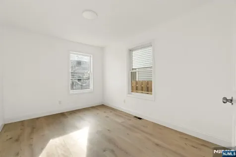 392 Clinton Place Newark NJ 07112