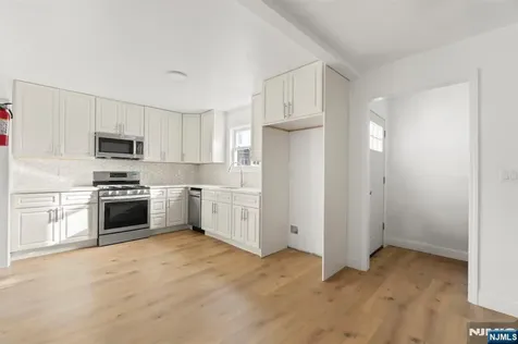 392 Clinton Place Newark NJ 07112