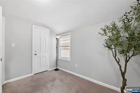 342 Lincoln Avenue Elmwood Park NJ 07407
