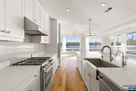 9 Somerset Lane Edgewater NJ 07020