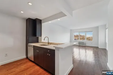 3118 City Place Edgewater NJ 07020