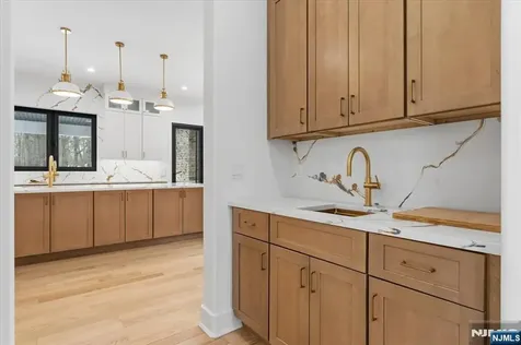 83 Falcon Road Livingston NJ 07039