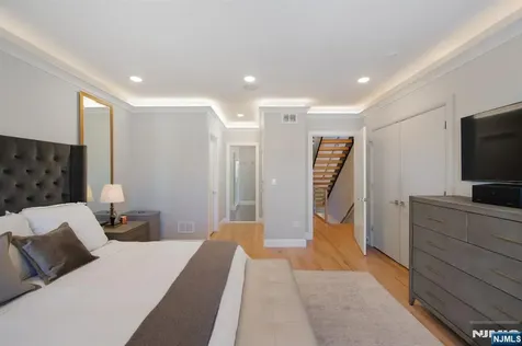 606 Undercliff Avenue Edgewater NJ 07020