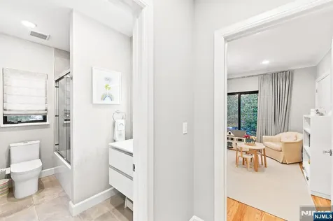 606 Undercliff Avenue Edgewater NJ 07020