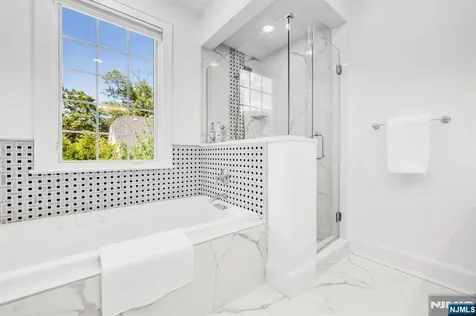 16 Gabriel Court Paramus NJ 07652