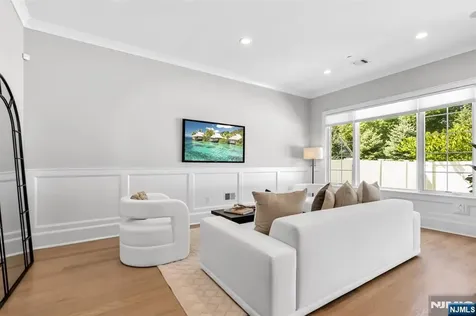 16 Gabriel Court Paramus NJ 07652