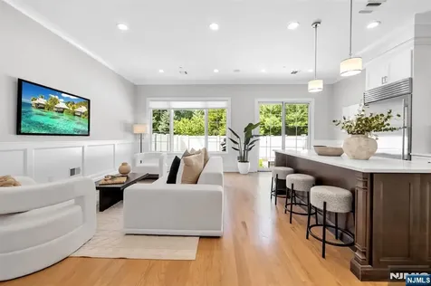 16 Gabriel Court Paramus NJ 07652