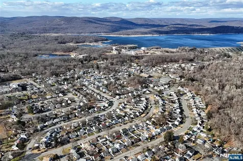 72 Burnside Place Wanaque NJ 07420