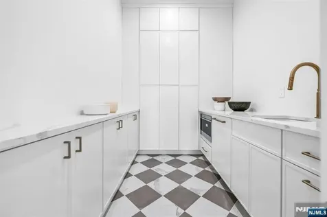 121 Jacquelin Avenue Ho-ho-kus NJ 07423