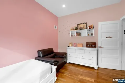 807 Edgewood Lane Fort Lee NJ 07024