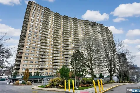 555 North Fort Lee NJ 07024