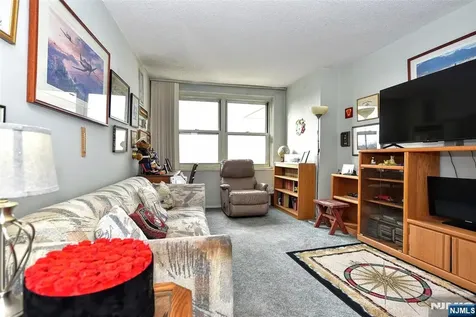 555 North Fort Lee NJ 07024