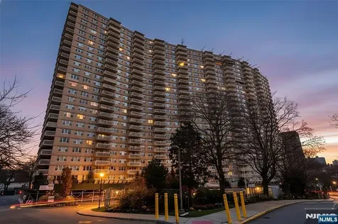 555 North Fort Lee NJ 07024