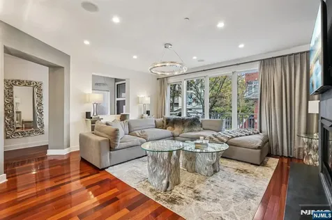 25 Vela Way Edgewater NJ 07020